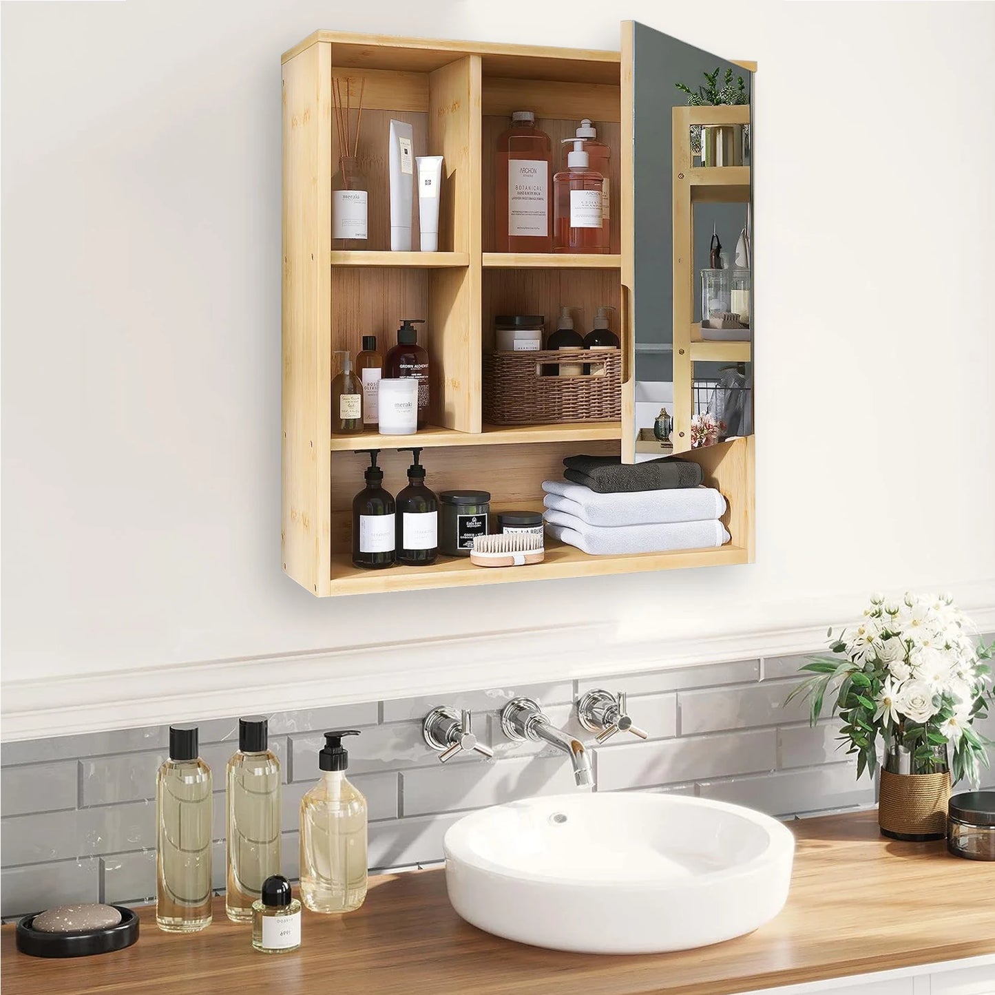 Armoire murale salle de bain en bois clair avec petit miroir et rangements
