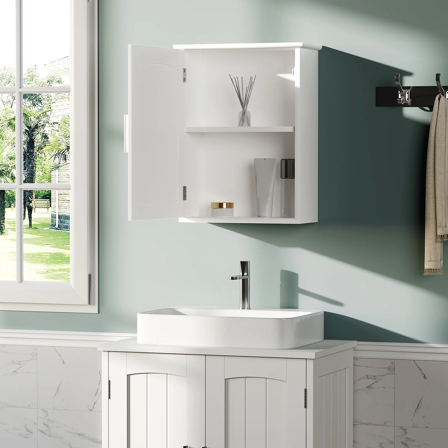 Petite armoire murale blanche à porte avec une étagère