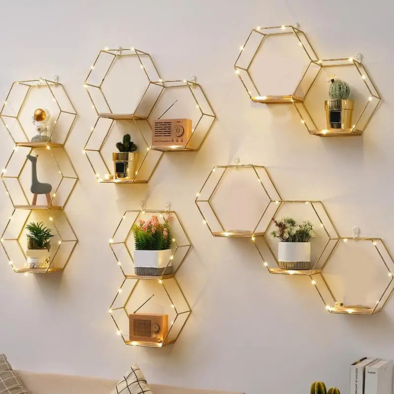 Etagère lumineuse chambre hexagonale bois clair et métal doré