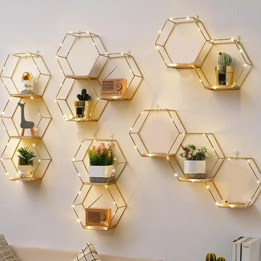 Etagère lumineuse chambre hexagonale bois clair et métal doré