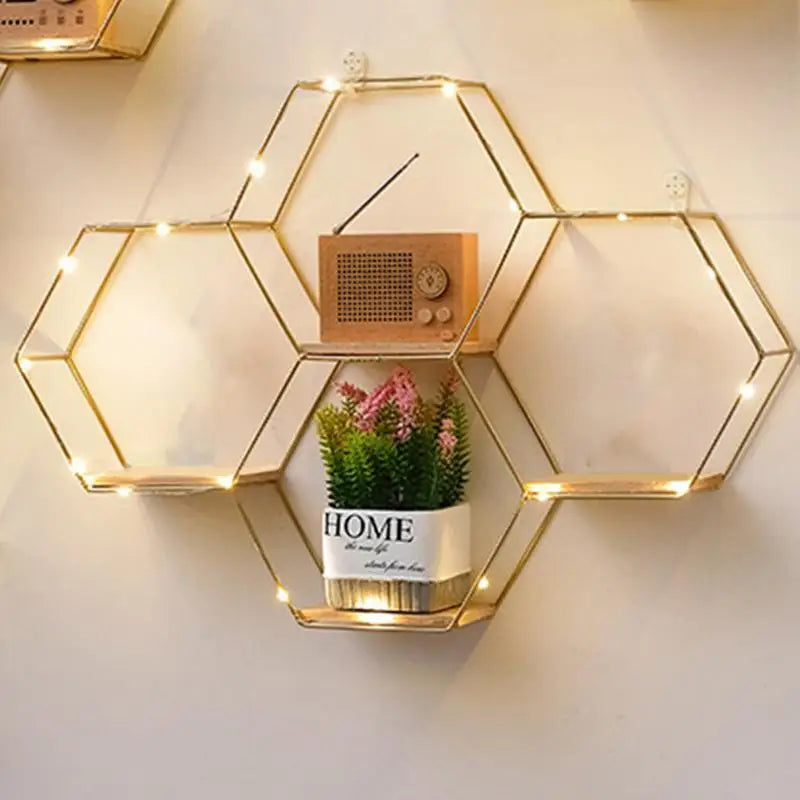 Etagère lumineuse chambre hexagonale bois clair et métal doré
