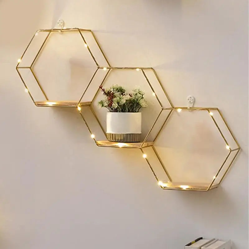 Etagère lumineuse chambre hexagonale bois clair et métal doré