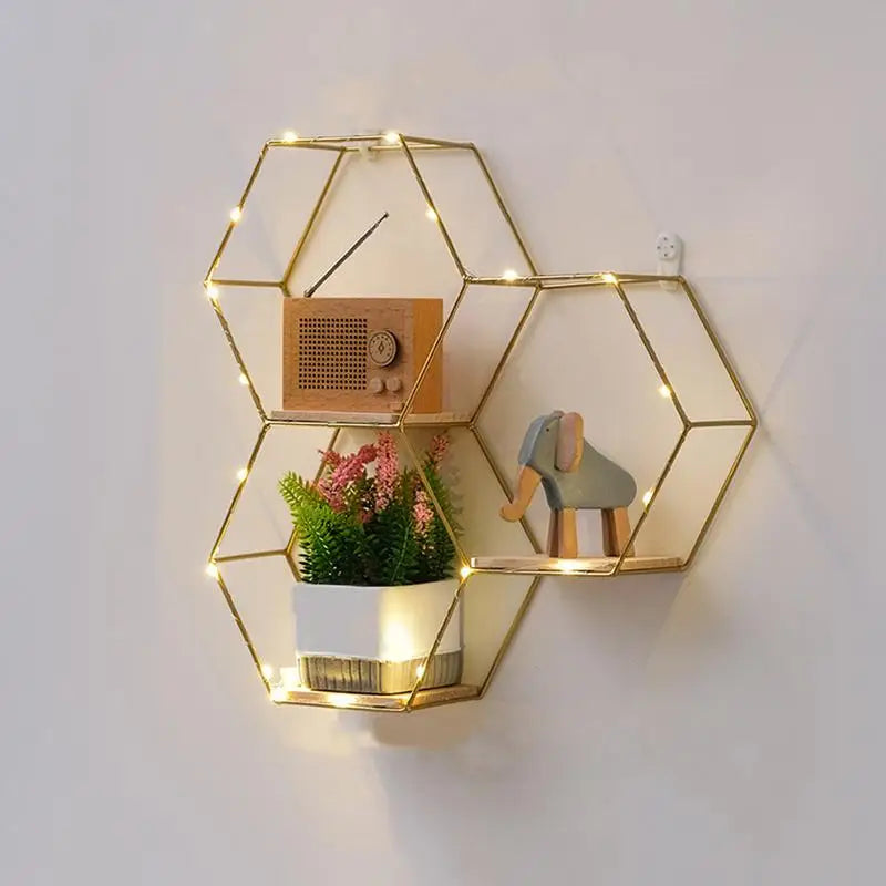 Etagère lumineuse chambre hexagonale bois clair et métal doré