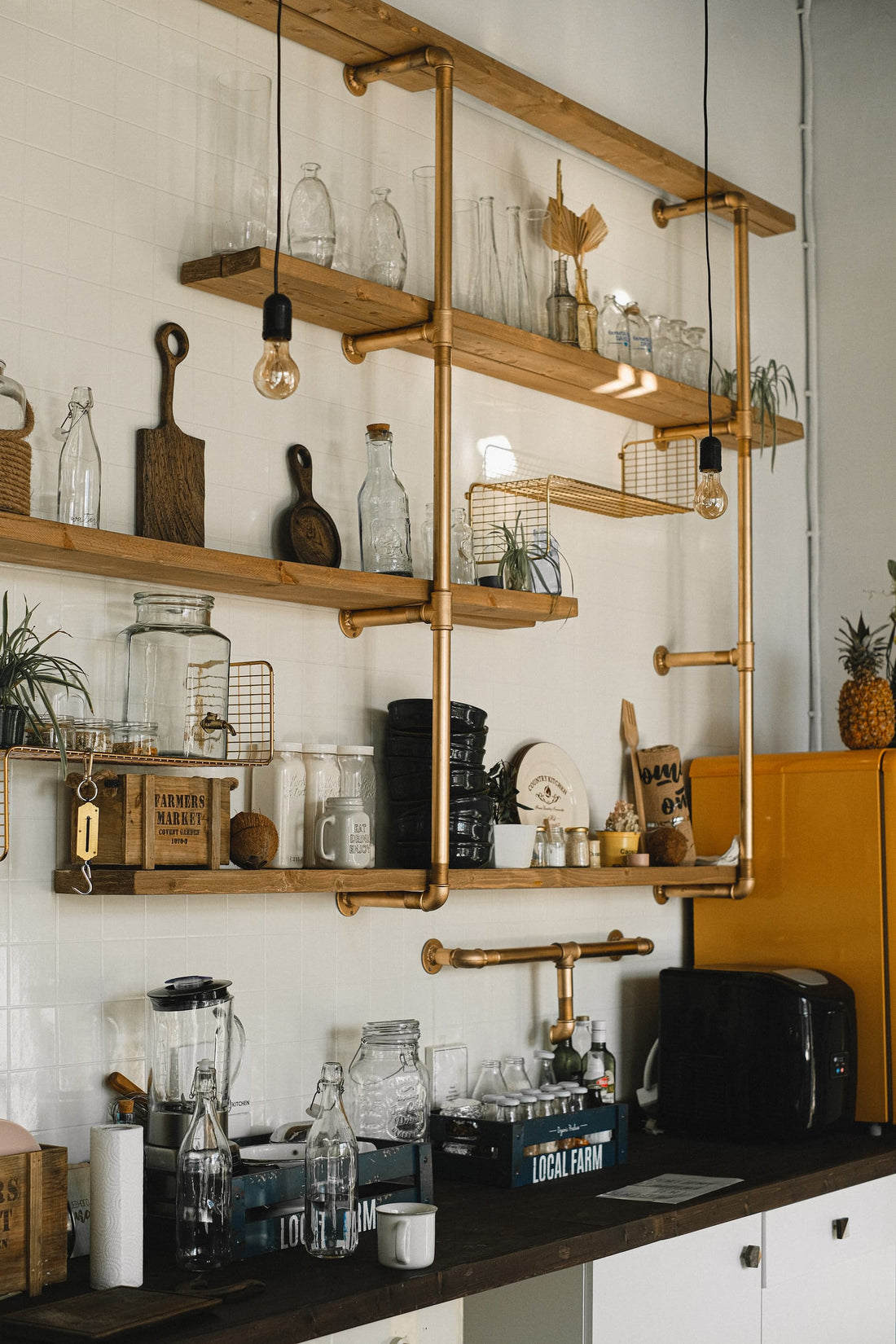 Etagère pour cuisine style industriel en bois et métal doré