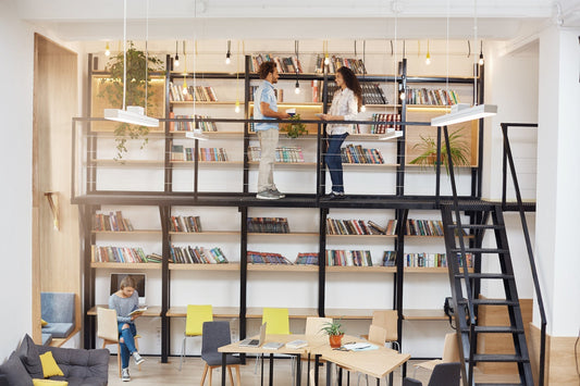 deux étagères de salon, une étagère basse scandinave et une étagère haute type échelle bois et metal à plusieurs niveaux