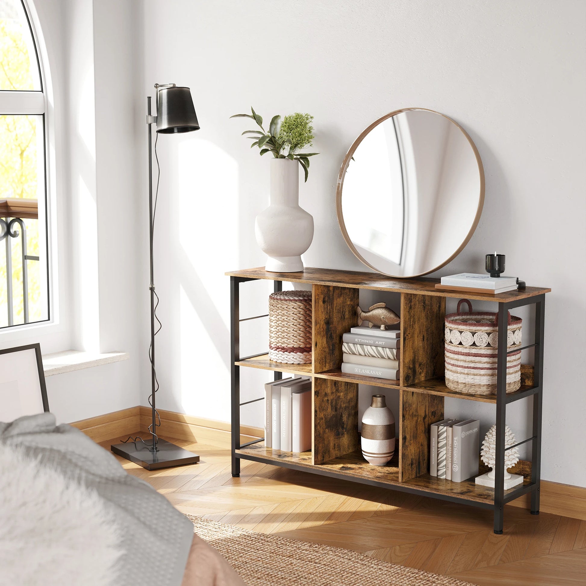 Meuble de rangement bas pour salon en bois et métal noir à 6 compartiments ouverts
