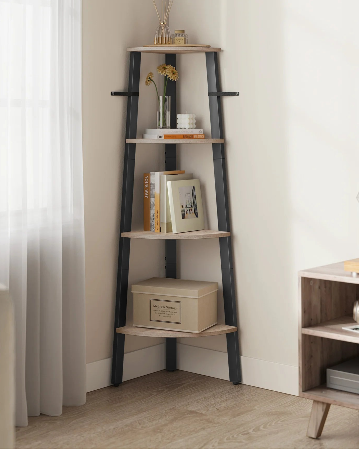 meuble étagère d’angle moderne en bois clair et métal noir mate trépied 
