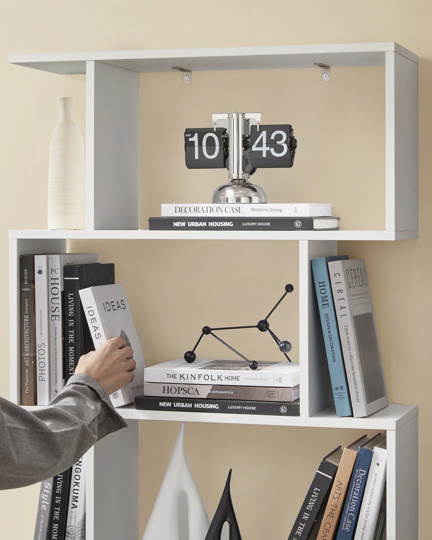 Meuble bibliothèque design en bois à compartiments alternés