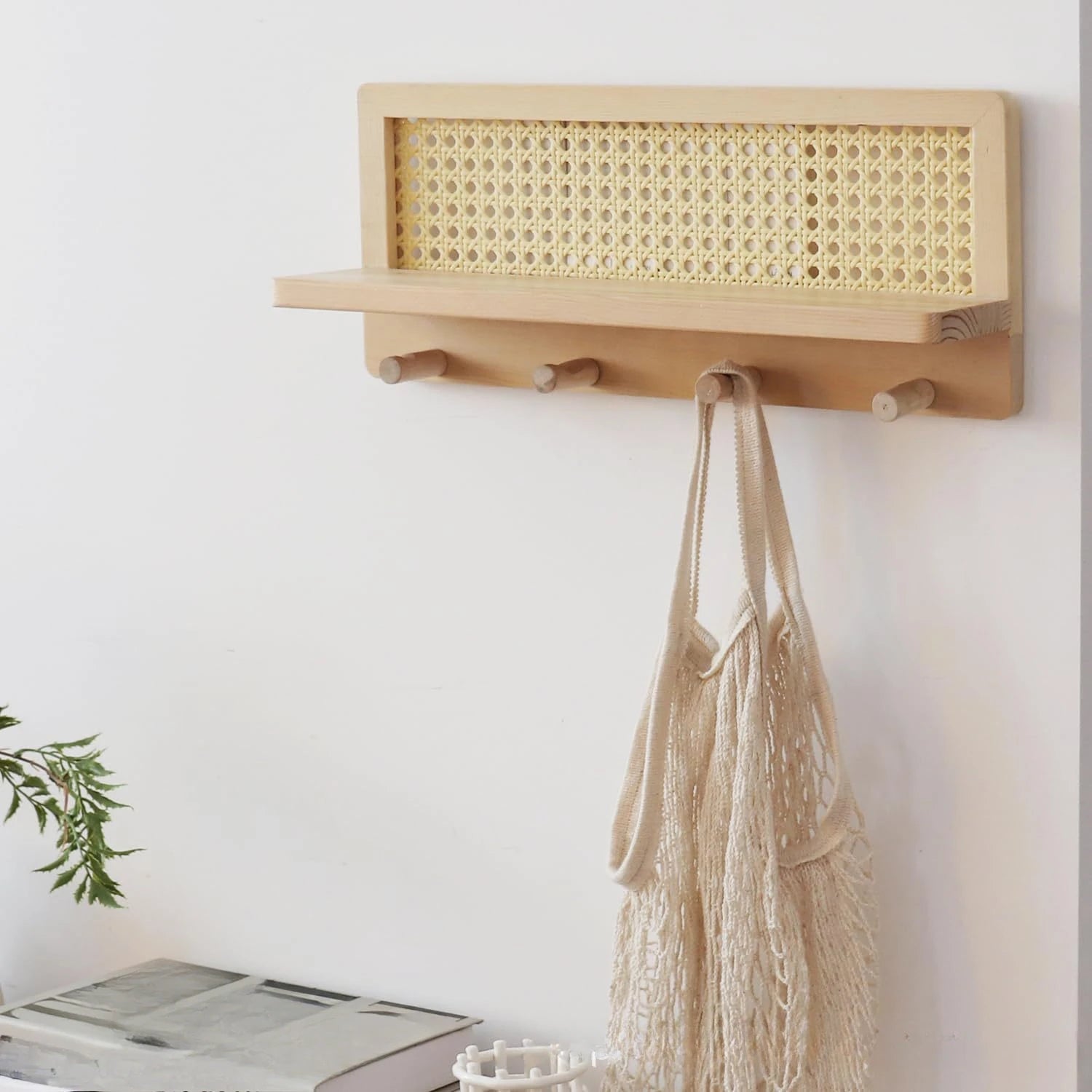 Etagère murale bois clair et rotin avec patères 