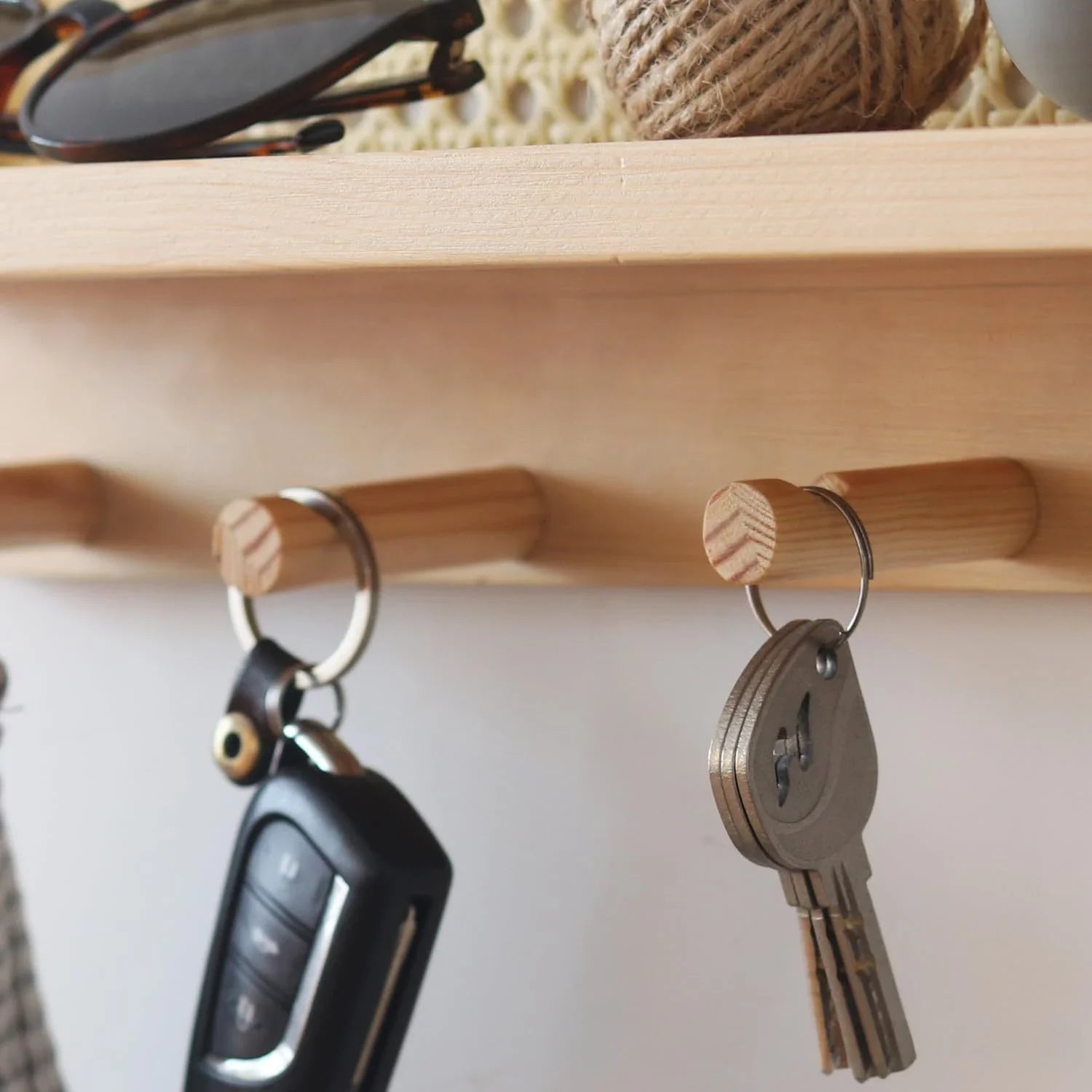 Etagère murale bois clair et rotin avec 4 patères pour rangement clé