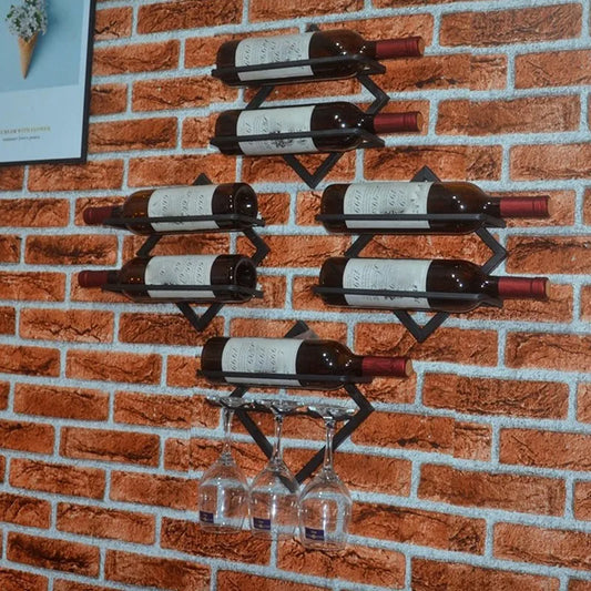 Étagère murale à vin en métal noir avec support losange sur mur restaruant