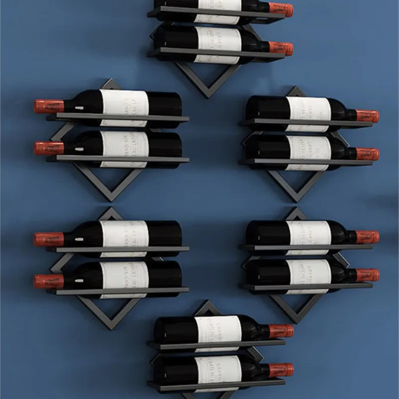 Étagère murale à vin en métal noir mate avec support losange sur mur